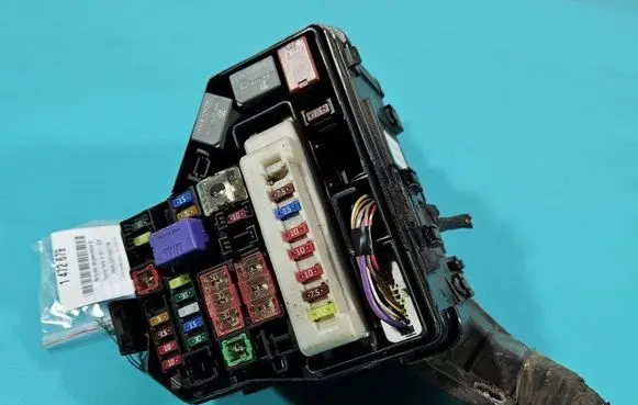 Toyota Yaris Fuse box set 82111-0DX60 IMPRK1472679