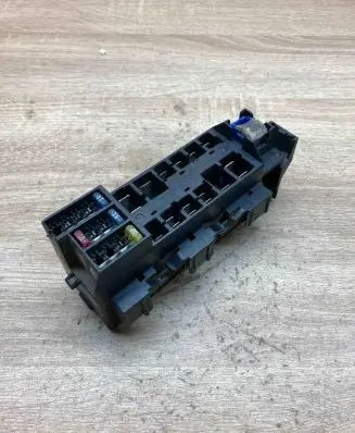 Nissan Almera Tino Fuse module 71545078 24381AU000