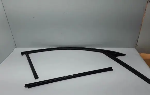 Volvo C40 Front door rubber seal 32378437