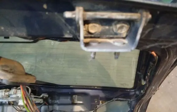 Ford Mondeo Mk III Tailgate/trunk/boot hinge