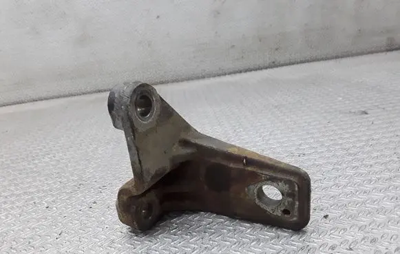Engine mounting bracket