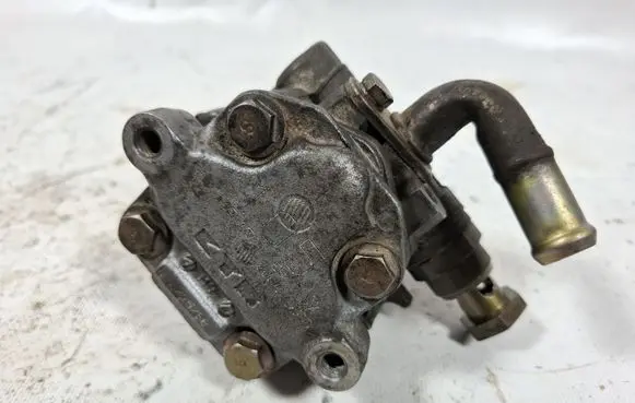 Volkswagen PASSAT B5 Power steering pump 8D0145156