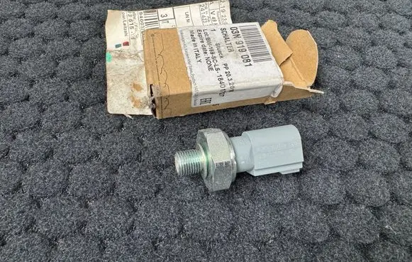 Volkswagen Tiguan Oil pressure sensor 03N919081