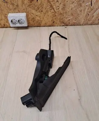 Volkswagen Golf Plus Accelerator throttle pedal 1K1723503M 6PV00889001