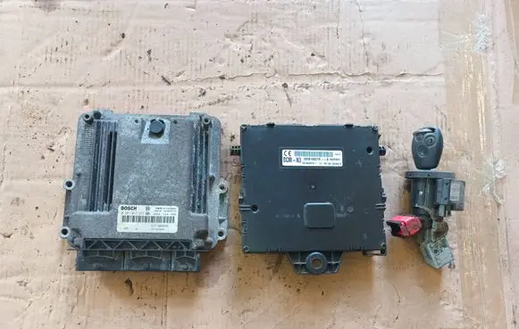 Renault Master III Engine ECU kit and lock set 0281017977 284B18927R
