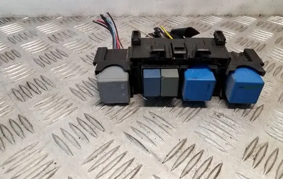 Renault Trafic III (X82) Relay mounting block 