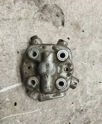 Audi 80 90 B3 Fuel distributor 0438101005