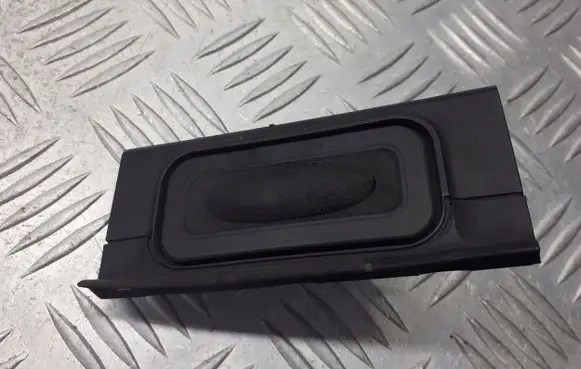 Nissan Almera Tino Tailgate/boot open switch button 8200076256