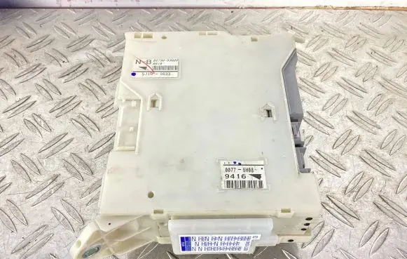 Lexus IS 220D-250-350 Fuse module 8273053020 5J191633 00775H08