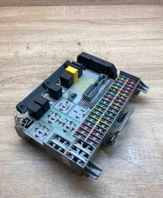 Opel Vectra B Fuse module 90504534 Used