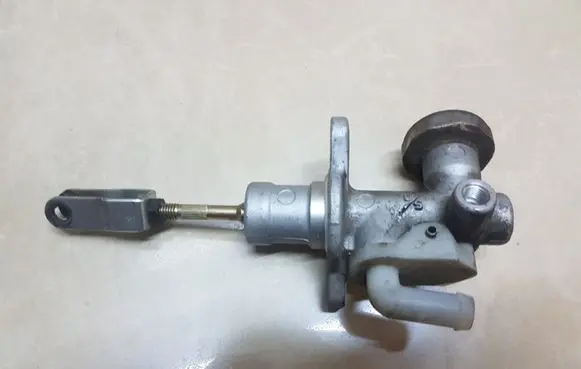 Nissan X-Trail T30 Clutch master cylinder