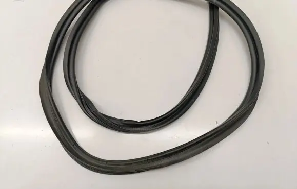 Trunk rubber seal (body)