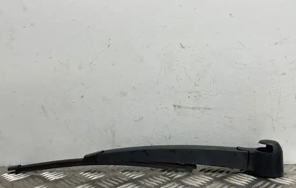 Rear wiper blade arm