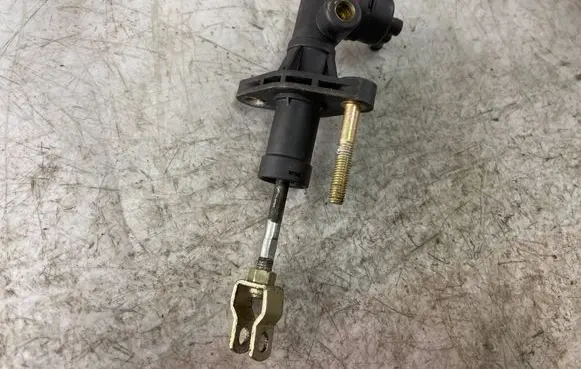 KIA Carens I Clutch master cylinder