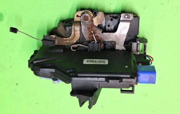 Volkswagen Golf V Rear door lock 7L0839015 PA66303GF