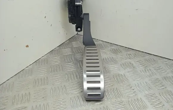 Volkswagen Touareg II Accelerator throttle pedal 7L0723507E
