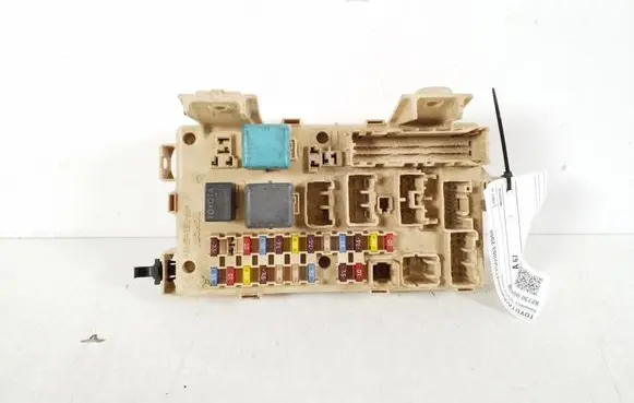 Toyota Avensis T250 Fuse module 82730-05030