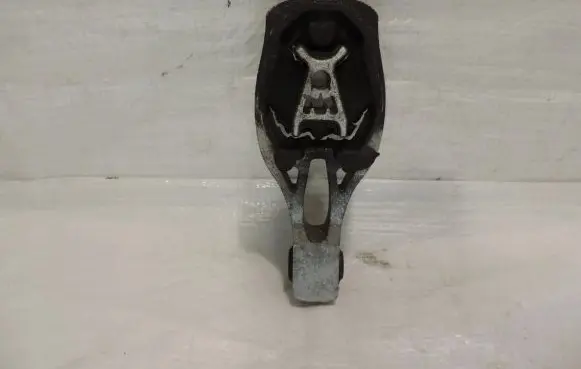 Engine mount vacuum valve