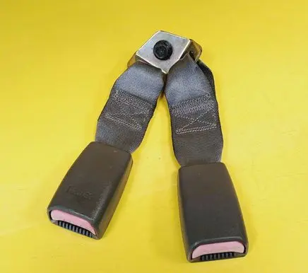 Hyundai Lantra I Rear seatbelt buckle