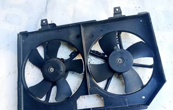 Nissan X-Trail T30 Radiator cooling fan shroud 
