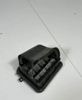 Quarter panel pressure vent