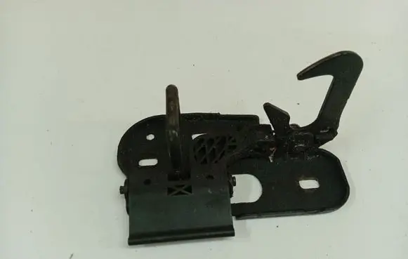 Volkswagen PASSAT B6 Rear door lock loop/hook striker