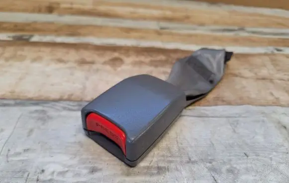 Rear seatbelt buckle