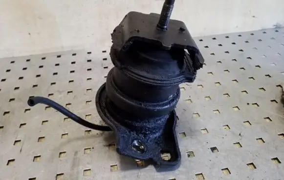 Nissan Pathfinder R51 Engine mount bracket
