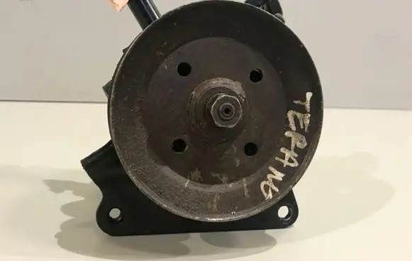Nissan Terrano Power steering pump