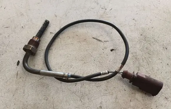 Volkswagen Jetta V Exhaust gas temperature sensor 03G906088K