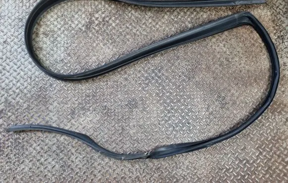 Cadillac Escalade Front door rubber seal 25814462