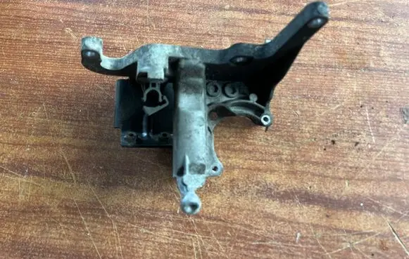 Ford Focus Engine mounting bracket AV6Q9B470BB