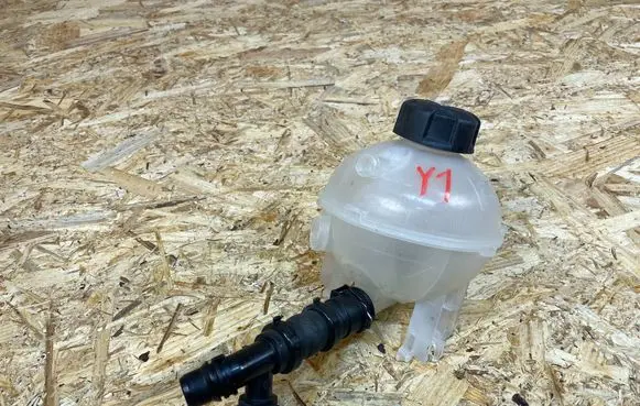 Peugeot 308 Coolant expansion tank/reservoir 9850533480