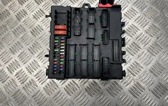 Saab 9-3 Ver2 Fuse module 12805846 10423725 00037605