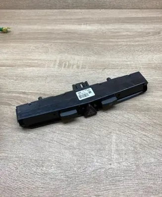 Opel Zafira B Hazard light switch 13100105