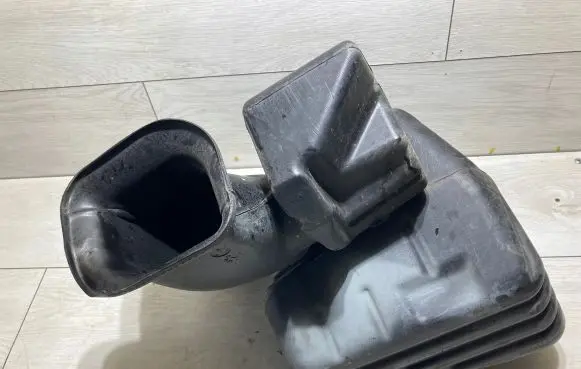 Chrysler 300 - 300C Intake resonator 04591870AB