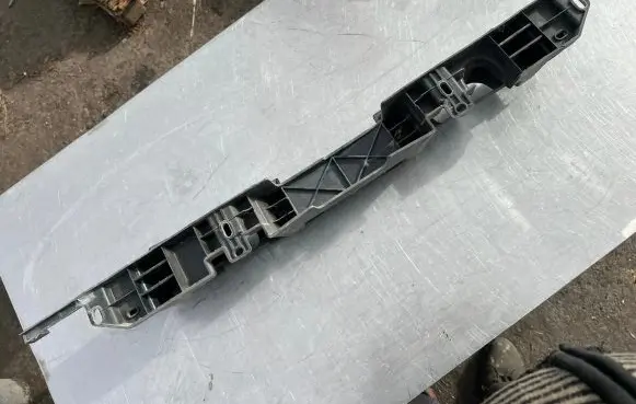 Opel Astra J Front bumper mounting bracket 13264478