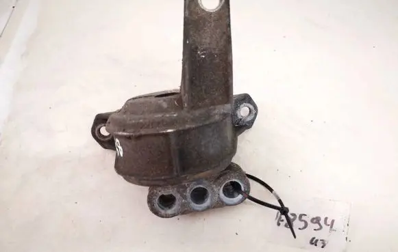 Opel Zafira A Engine mount bracket