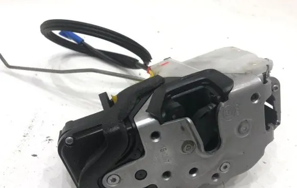 Opel Zafira C Front door lock