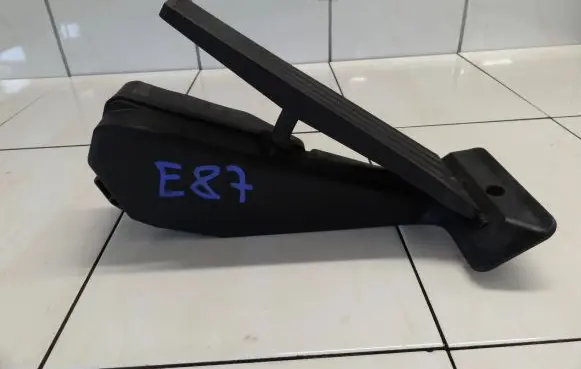BMW 1 E81 E87 Accelerator throttle pedal 6786589