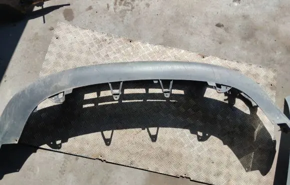 Front bumper lip
