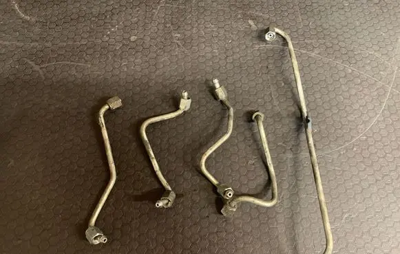 Toyota Corolla Verso AR10 Fuel injector supply line/pipe 