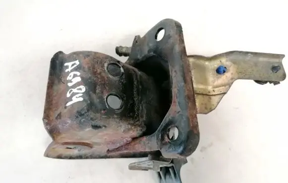 Mazda 626 Engine mounting bracket