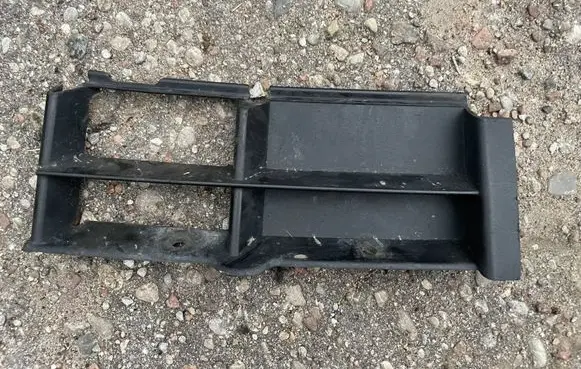 BMW 5 E39 Front bumper lower grill 8235640