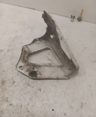 Audi A6 S6 C6 4F Fender mounting bracket 4F0821135B