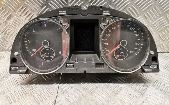 Volkswagen PASSAT CC Speedometer (instrument cluster) 3c8920970s