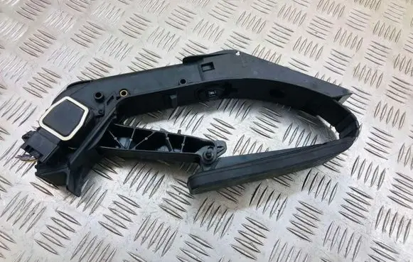 Mercedes-Benz S W221 Accelerator throttle pedal A220300104 A2213010001