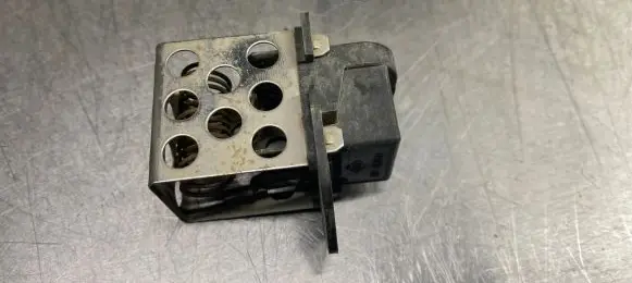Renault Kangoo I Coolant fan relay 820004508