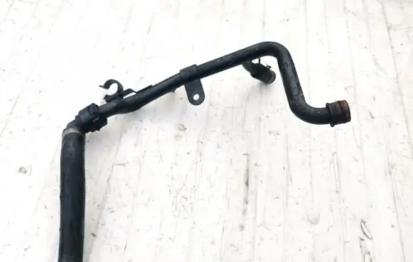 Volkswagen PASSAT B5.5 Engine coolant pipe/hose