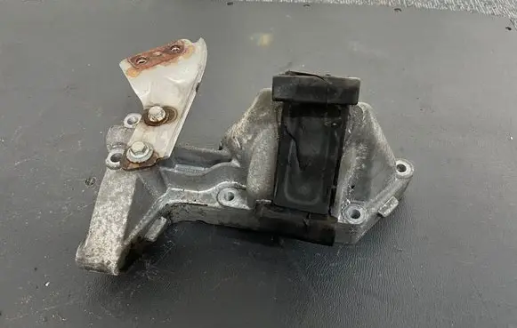 Iveco Daily 6th gen Engine mounting bracket 5802363004